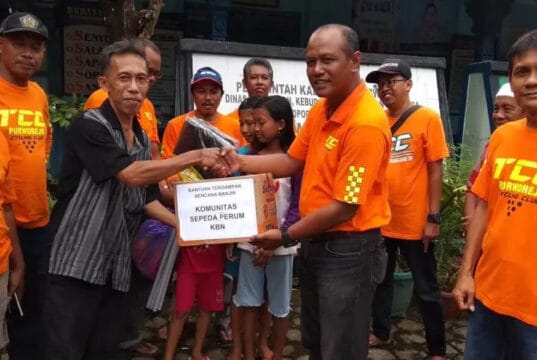Komunitas Sepeda TCC Perumahan KBN Beri Bantuan Korban Bencana Banjir