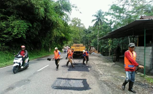 Jalan Nasional Purworejo Banyak Berlubang, Bina Marga Mulai Melakukan Penambalan