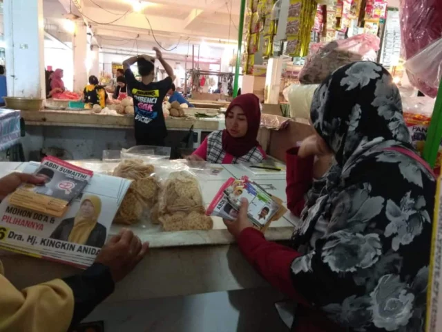 Emak-emak PKS Sapa Para Pedagang Pasar Gudang Tigaraksa