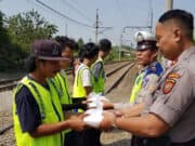 Bentuk Apresiasi, Kapolsek Cisauk Bagikan Rompi Kepada Warga pengatur Lalu Lintas