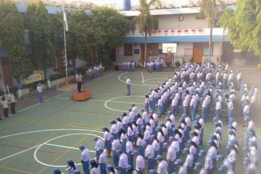 Kapolsek Neglasari Jadi Pembina Upacara di SMK Dharma Widya