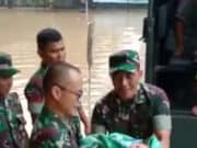 Danrem 052/Wkr dan PLH Kasiops Evakuasi Bayi dari Kepungan Banjir
