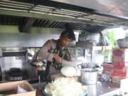 Pasca Banjir, Sat Brimobda Banten Kerahkan Mobil Dapur Untuk Warga