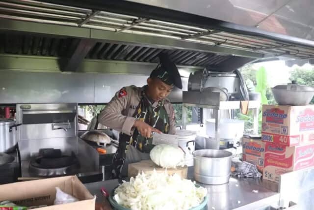 Pasca Banjir, Sat Brimobda Banten Kerahkan Mobil Dapur Untuk Warga