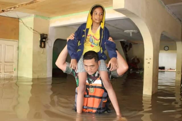 Dramastis, Dandim 0506 Tangerang Evakuasi Anak dari Kepungan Banjir