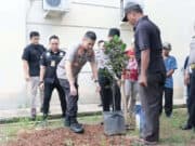 Antisipasi Banjir, Polresta Bandara Soetta Bersihkan Saluran Air & Tanam Pohon