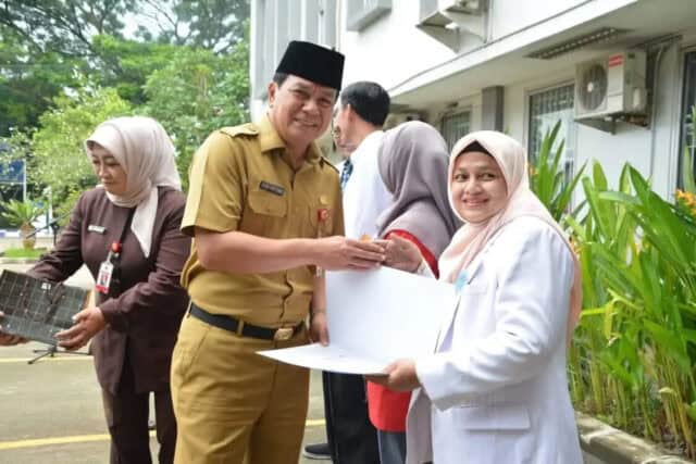 Sekda Kabupaten Tangerang Berikan Penghargaan Kepada Pegawai RSUD Balaraja