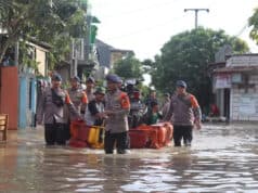 Gunakan Perahu Rakit, Sat Brimob Polda Banten Salurkan Batuan Korban Banjir