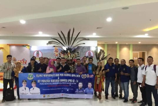 Tiba Dibanjarmasin,Kontingen HPN 2020 PWI dan SMSI Kota Tangerang Disambut Pakaian Adat