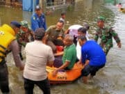 TNI Peduli, Korem 052 Wijayakrama Bantu Korban Banjir di Kota Tangerang