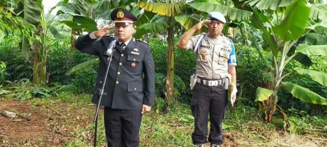 Kapolsek Cisauk Pimpin Prosesi Pemakaman Personilnya