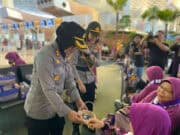 Simpati, Polwan Bagikan Air Mineral ke Jamaah Umrah di Bandara Soetta