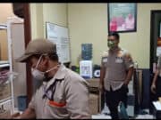 Cegah Virus Covid -19, Kapolsek Serpong Lakukan Penyemprotan Disinfectant