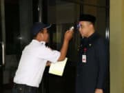 Cegah Penyebaran Covid-19, Bupati Zaki Cek Suhu Tubuh