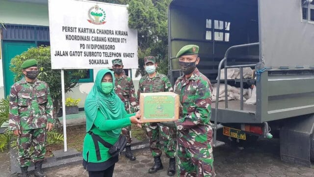 Peringati HUT Ke 74.Persit KCK Koorcab Rem 071 Bagikan Paket Sembako