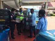 Polisi Peduli, Polresta Bandara Soetta Bagi-bagi Nasi Bungkus ke Pekerja