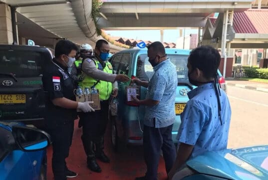Polisi Peduli, Polresta Bandara Soetta Bagi-bagi Nasi Bungkus ke Pekerja