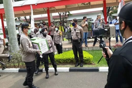 Porli Peduli Covid-19, Polresta Bandara Soetta Bersama Kombata, Bagikan 500 Paket Sembako ke Pekerja