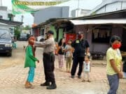 Cegah Virus Corona, Kapolsub Sektor Palem Semi Bagikan Masker Gratis