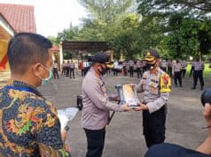 Guna Menunjang Pelayanan Masyarakat Ditengah Pandemi Covid-19, Kapolres Serang Kota Berikan APD