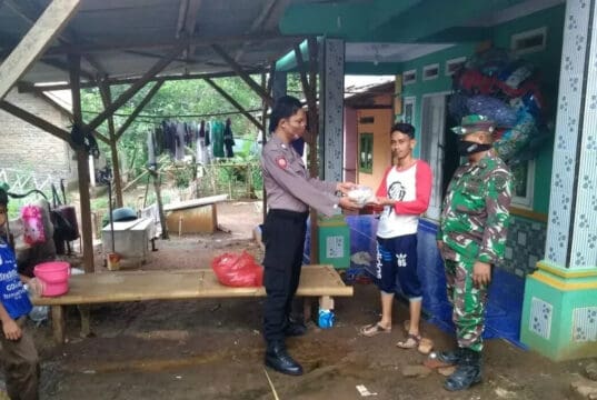 Peduli Covid-19, Polsek Curug Bagikan Ratusan Nasi Bungkus Kepada Warga Peduli Covid-19, Polsek Curug Bagikan Ratusan Nasi Bungkus Kepada Warga