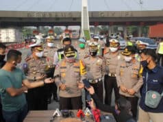 Kakorlantas Cek Pos Penyekatan Larangan Mudik di Gerbang Tol Cikupa