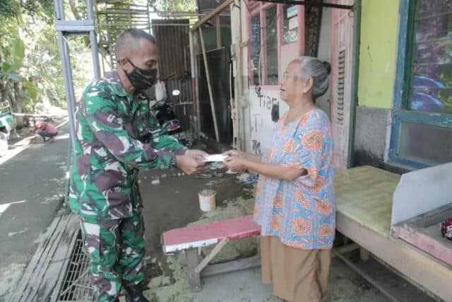 Korem 071/Wk Salurkan Zakat Kepada Fakir Miskin dan Kaum Dhuafa