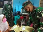 Tangis Haru Nenek Mas'at Terima Bantuan Pangdam IV/Dip