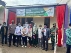 Didampingi Lurah, Camat Kelapa Dua Hadiri Peresmian Bedah Rumah dan Penyerahan Kunci