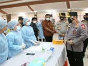 Kapolri Tinjau Vaksinasi Massal di Manado
