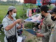 Satpol PP Berikan Edukasi Protkes Kepada Pengunjung dan PKL
