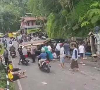Diduga Rem Blong, Kontainer Tabrak Dua Mobil