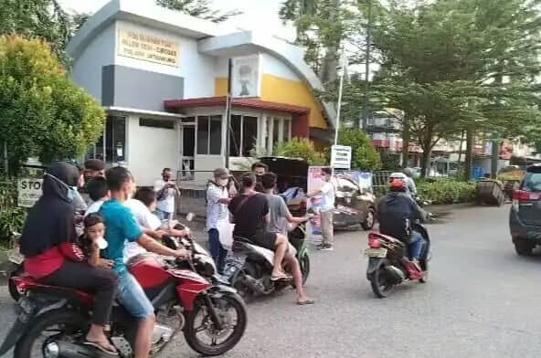 Polsubsektor Palem Semi Bersama JBB Bagikan Takjil dan Masker