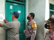 Kapolsek Batu Ceper Pemasang Stiker Test Swab Antigen di Rumah Warga Yang Mudik Lebaran