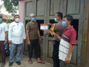 Kapolsek Batu Ceper Pemasang Stiker Test Swab Antigen di Rumah Warga Yang Mudik Lebaran
