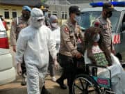 Bawa Patung Seram, Polsek Pagedangan Door To Door Ajak Warga Usai Mudik Swab