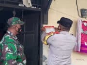 Bhabinkamtibmas Kel.Pasir Jaya Bersama Tiga Pilar Lakukan Pemasangan Stiker Tes Swab Antigen Di Rumah Warga Yang Mudik