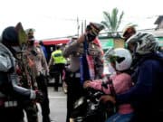 Ajak Masyarakat Jadi Pahlawan di Masa Pandemi, Satlantas Polresta Tangerang Gunakan Action Figure Saat Penegakkan PPKM