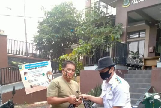 Jumat Berkah, Korwil IMI Kota Tangerang Bersama Komunitas Vespa Ciledug Bagikan Nasi Kotak