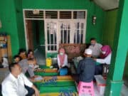 Jelang Pilkades, Bhabinkamtibmas Polsek Cisauk Door To Door Warga Suradita Untuk Vaksinasi