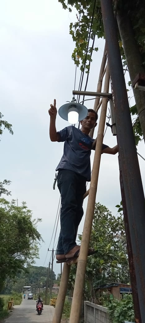Peduli Lingkungan Warga Desa Pangkat, Ahmad Judin Pasang 25 Lampu PJU