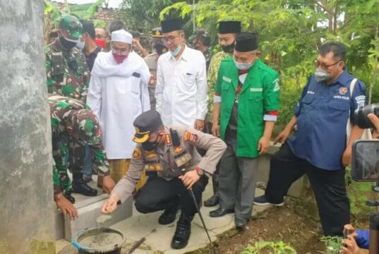 Kapolresta Tangerang bersama Dandim 0510/Tgr Hadiri Peletakan Batu Pertama Bedah Rumah Layak Huni