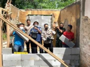 Tingkatkan Sinergitas, Kapolsek Bersama Toga Gotong Royong Bedah Rumah Warga Desa Serdang Kulon