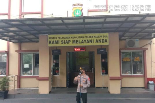 Gelar Apel Pasukan Pengamanan Malam Natal, Kapolsek Kelapa Dua Imbau Prokes