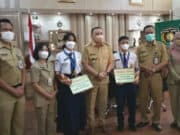 Raih Juara Nasional Lomba Gitar Duet. Bupati Berkesempatan Kalungkan Medali Emas Kepada Dua Siswa SMPN 2 Purworejo