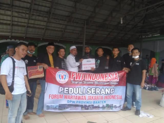 Peduli Sesama, FWJ Indonesia DPW Banten Salurkan Bantuan Korban Banjir di Serang
