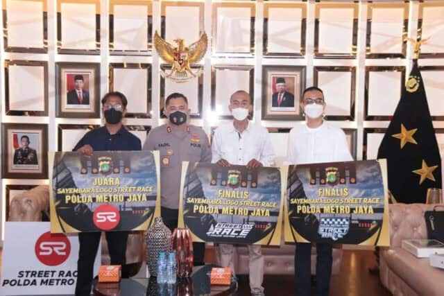 Kapolda Memberikan Apresiasi Kepada 3 Finalis Sayembara Logo Street Race Polda Metro Jaya