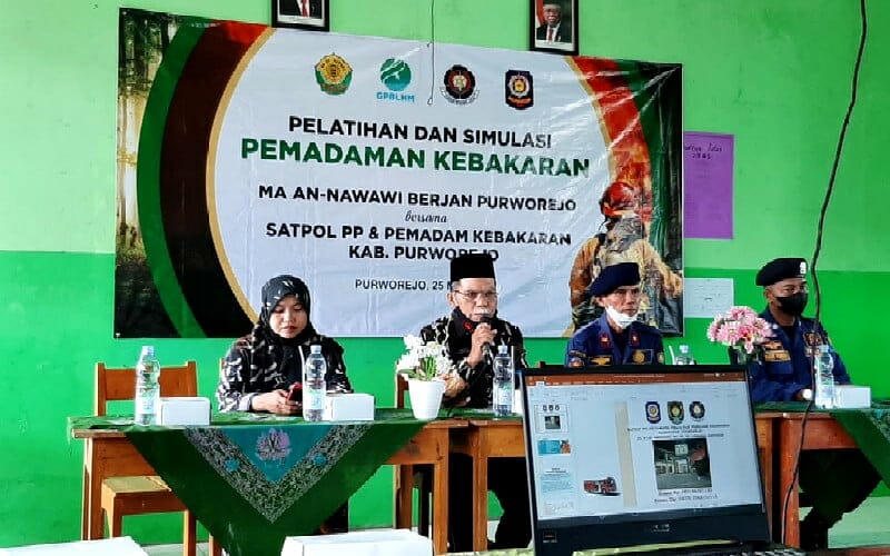 Siswa MA An Nawawi Berjan Ikuti Pelatihan dan Simulasi Pemadam Kebakaran Bersama Satpol PP dan Damkar Kabupaten Purworejo