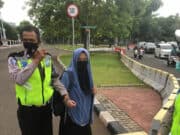 Tampak seorang wanita yang coba menerobos Istana Presiden Jakarta dan sepucuk senjata api jenis fn berhasil ditangpap pihak kepolisian.