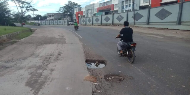 Ruas Jalan Nasional Lingkar Jambi terlihat berlubang sehingga rawan terjadi kecelakaan lalulintas.
